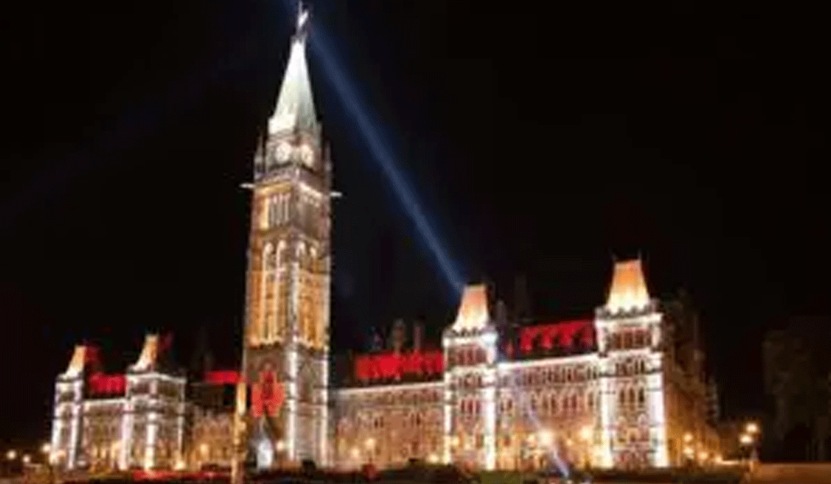 bigstock-light-show-on-the-Canadian-Hou-